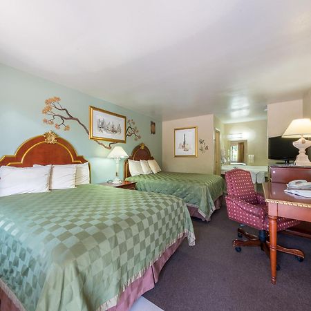 Americas Best Value Inn - Legend'S Inn Junction Extérieur photo