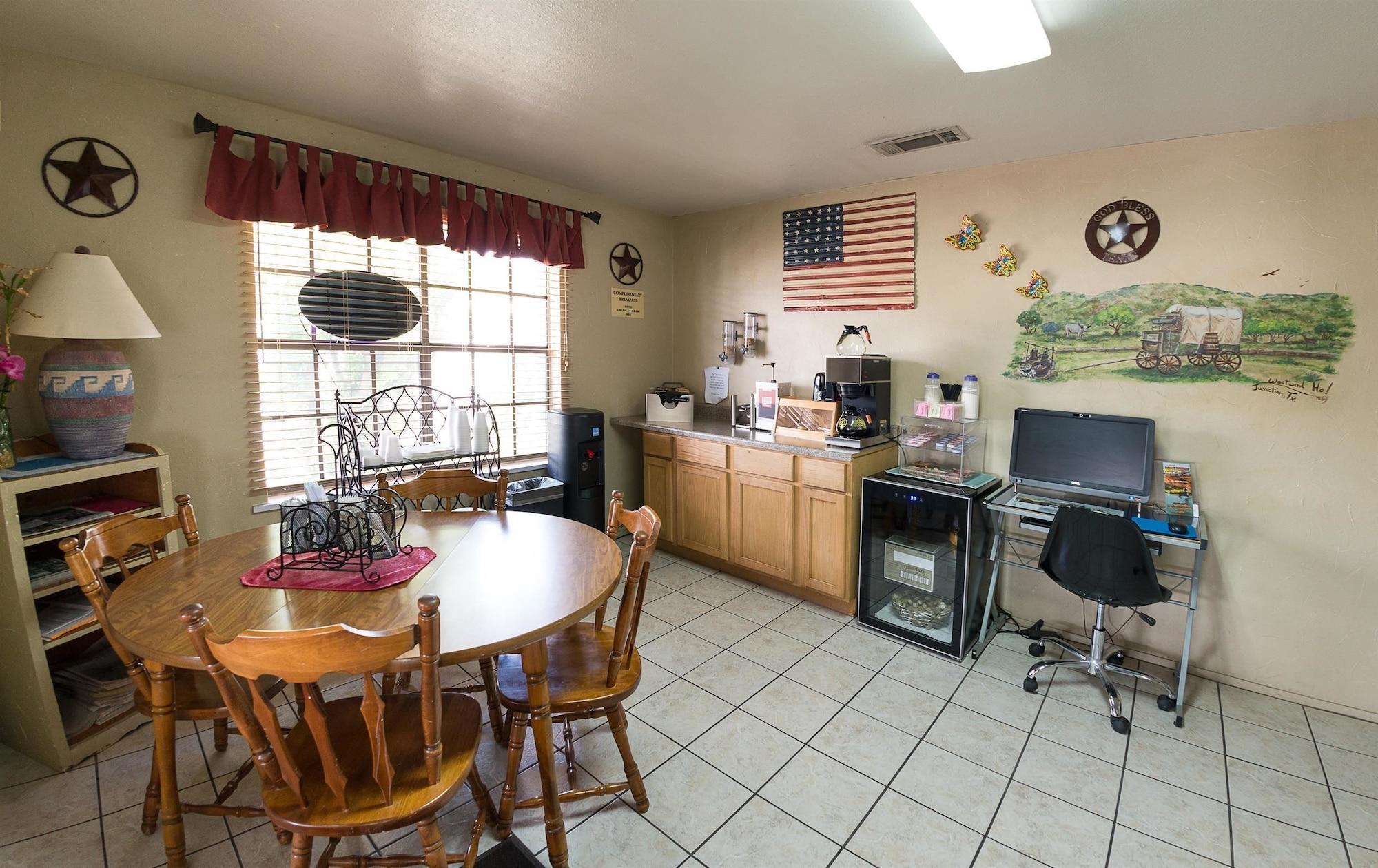 Americas Best Value Inn - Legend'S Inn Junction Extérieur photo